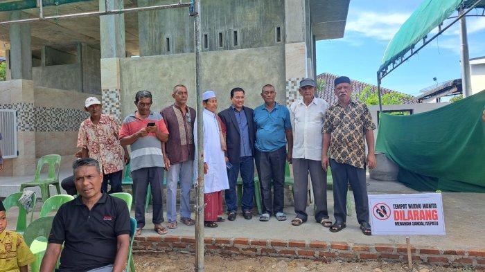 Anggota Komisi V DPR RI, H Ruslan M Daud S.E, M.A.P atau akrab disapa HRD, memohon doa dan dukungan masyarakat supaya bisa terus memperjuangkan aspirasi masyarakat Kabupaten Bireuen dan Komes khususnya. Hal itu disampaikan HRD saat menghadiri Maulid Akbar yang digelar masyarakat Komes, Desa Bireuen Meunasah Capa, Kecamatan Kota Juang, Bireuen, Minggu (27/10/2024).
