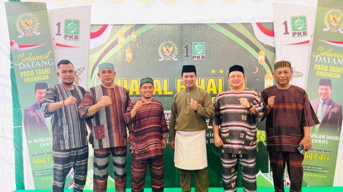 Ribuan masyarakat dari berbagai kabupaten kota di Aceh, menghadiri acara Halal bihalal di kediaman Anggota Komisi V DPR RI, H Ruslan Daud (HRD) di Komplek Meuligoe Residen, Cot Gapu Kota Juang, Bireuen, Kamis (11/4/2024)