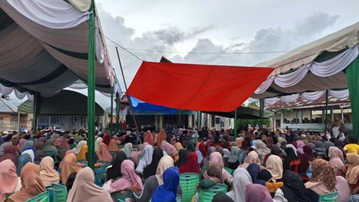 Ribuan warga Kecamatan Jeunieb, Bireuen, Aceh., silaturrahmi dengan Anggota Komisi V DPR RI, H Ruslan Daud (HRD), saat melakukan kunjungan kerja (kunker), Kamis (14/11/2024).