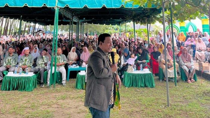 Anggota Komisi V DPR RI Fraksi PKB, H Ruslan M Daud (HRD) di Pantai Cemara, Desa Lingka Kuta, Kecamatan Gandapura, Bireuen, Aceh, Sabtu (9/11/2024).