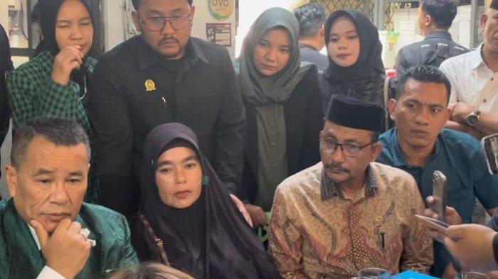 Fauziah (47), ibu kandung Imam Masykur (25) didampingi Anggota DPD RI H Sudirman (Haji Uma) dan tim kuasa hukum dari Aceh temui Hotman Paris di Kopi Johny, Kelapa Gading Timur, Kelapa Gading, Jakarta Utara, Selasa (5/9/2023).