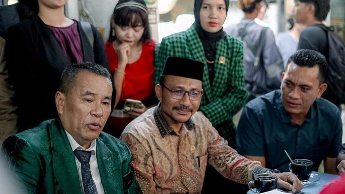 Anggota DPD RI, H Sudirman atau Haji Uma dan Staf Khususnya Muhammad Daud saat mendampingi Fauziah (47) ibunda Imam Masykur (35) saat bertemu dengan pengacara kondang Hotman Paris di Kopi Johny, Kelapa Gading Timur, Kelapa Gading, Jakarta Utara pada Rabu (5/9/2023). (FOR SERAMBINEWS.COM)
Artikel ini telah tayang di SerambiNews.com dengan judul Didampingi Haji Uma, Ibunda Imam Masykur Temui Hotman Paris, Ini Daftar Pengacara, https://aceh.tribunnews.com/2023/09/05/didampingi-haji-uma-ibunda-imam-masykur-temui-hotman-paris-ini-daftar-pengacara.