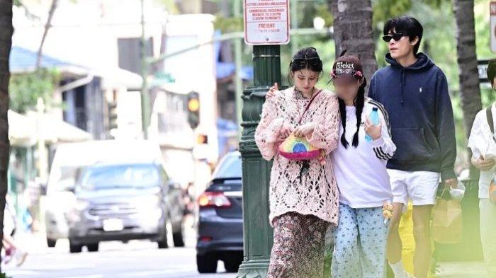 Han So Hee dan Ryu Jun Yeol saat liburan di Hawaii.