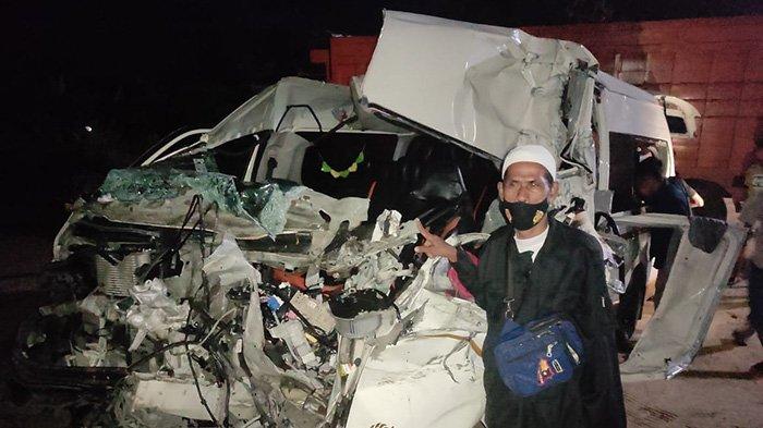 Begini kondisi mobil penumpang Hiace setelah menabrak Tronton di Desa Paya Gajah, Kecamatan Peureulak Barat, Kabupaten Aceh Timur, Minggu (13/4/2025) sekitar pukul 03.30 WIB.