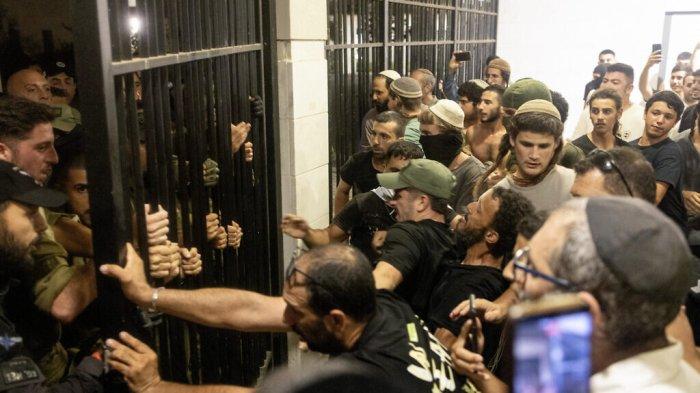 IDF kacau, rencana serangan balasan terhadap kelompok pejuang Islam Hizbullah ke Lebanon menjadi buyar usai pangkalan militer Israel diserbu massa sayap kanan hingga tengah malam, Senin (29/7/2024)