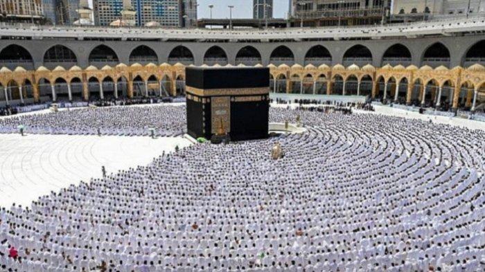 Para jamaah umrah melaksanakan ibadah di depan Ka'bah, Mekkah, Arab Saudi.