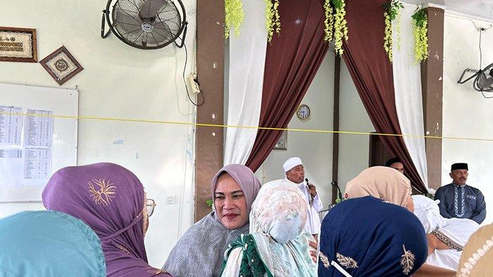 IDULFITRI - Kalapas Perempuan Sigli, Yuliana memberikan ucapan selamat idulfitri pada warga binaan penuh dengan keakraban, Senin (31/3/2025).