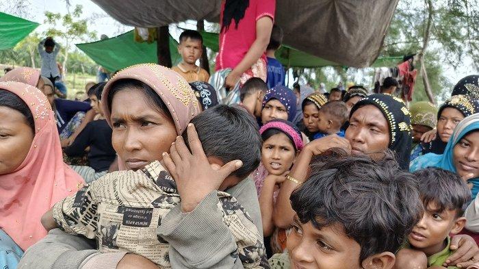 Imigran Rohingya yang mendarat di Gampong Alue Bu Jalan Baroh, Kecamatan Peureulak Barat, Aceh Timur, Senin (6/1/2025).