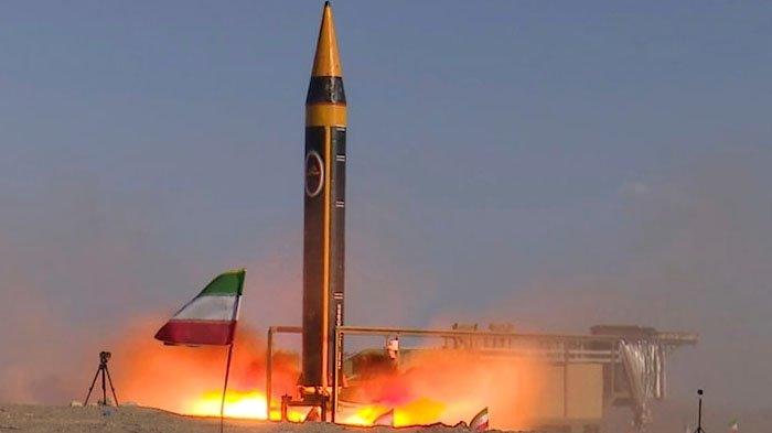 Dalam gambar yang dirilis Kementerian Pertahanan Iran pada hari Kamis, 25 Mei 2023, rudal Khorramshahr-4 diluncurkan di lokasi yang dirahasiakan, di Iran.