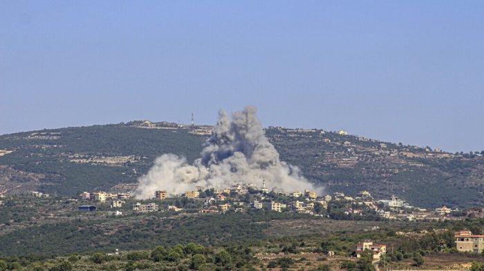 Asap mengepul menyusul serangan udara Israel di desa perbatasan selatan Lebanon, Chihine pada Minggu, 28 Juli 2024.