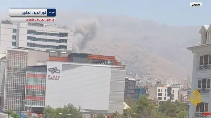 IRAN KEMBALI DISERANG - Tangkap layar YouTube AlJazeera Arabic, memperlihatkan ledakan yang terjadi di Karaj, sebelah barat Teheran, Senin (23/6/2025). Israel kembali melancarkan serangan ke Iran.