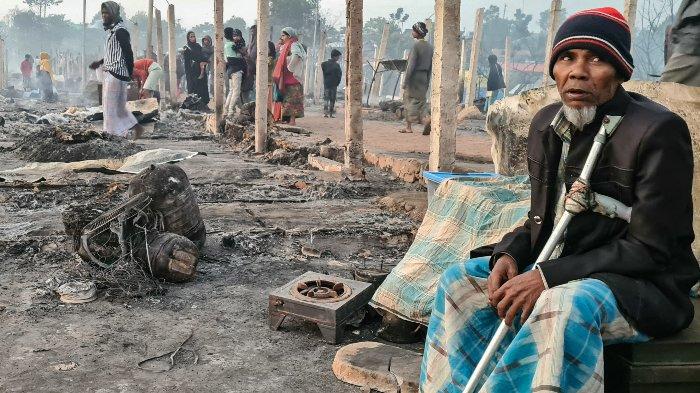 Seorang pengungsi Rohingya duduk di tengah puing-puing rumahnya yang hangus akibat kebakaran hebat di kamp 5 Cox's Bazaar pada dini hari tanggal 7 Januari 2024.