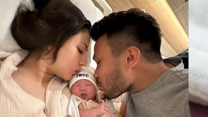 Jessica Mila baru saja melahirkan anak pertamanya ke dunia. Bayi itu berjenis kelamin perempuan yang sangat cantik.