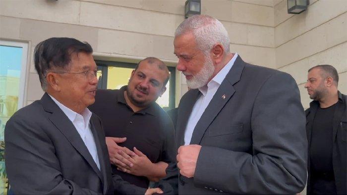 Wakil Presiden ke 10 dan 12 RI, M Jusuf Kalla bertemu dengan Pemimpin Politik Gerakan Hamas, Ismail Haniyeh di Doha, Qatar, Jumat (12/7/2024). Dalam pertemuan selama dua jam itu, Jusuf Kalla menyampaikan bela sungkawa kepada bangsa Palestina yang menjadi korban selama konflik. (Istimewa)