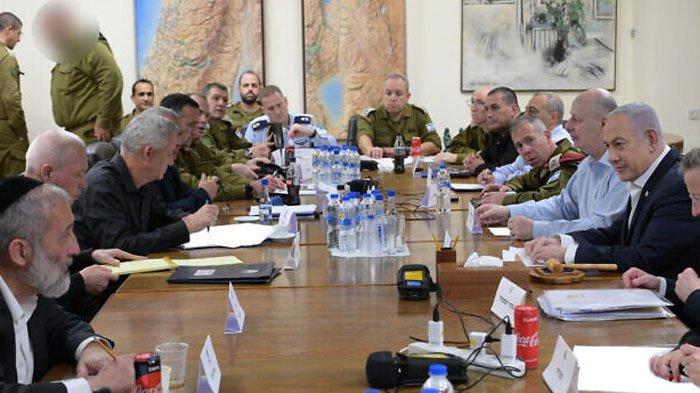 Kabinet perang Israel dan pejabat tinggi keamanan bertemu di Tel Aviv pada 14 April, beberapa jam setelah serangan rudal dan drone Iran terhadap Israel.