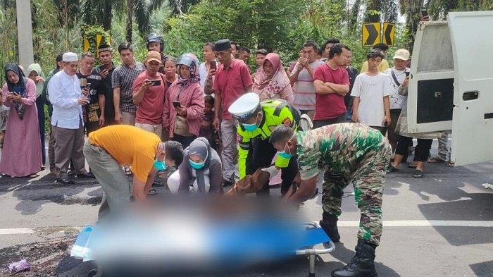 Petugas kepolisian, TNI dan petugas medis evakuasi korban tabrakan di tikungan Desa Kain Golong, Kecamatan Simpang Kanan, Aceh Singkil, Jumat (27/10/2023)