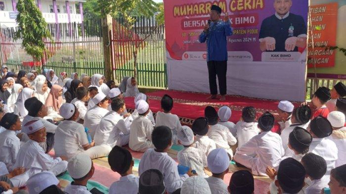 Pendongeng Indonesia, Kak Bimo saat menghibur ratusan anak-anak di SDIT Ibnu Mas'ud, Pidie, Jumat (2/8/2024).