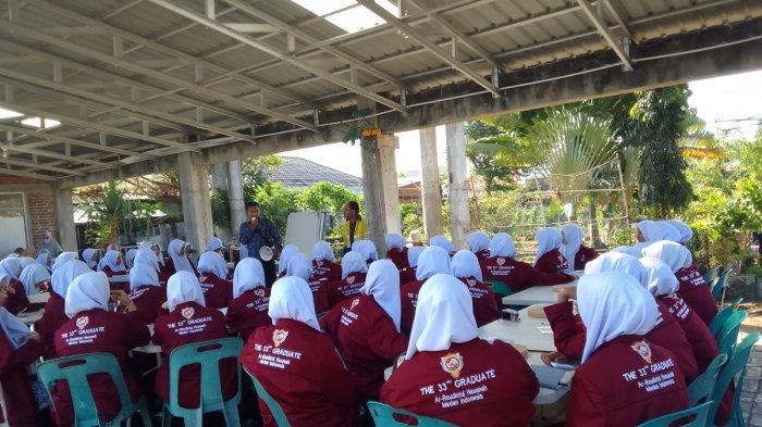 Para santri yang berjumlah 77 orang didampingi guru mendapat sambutan hangat dari para pengurus dan pengelola kamiKITA Community Centre.