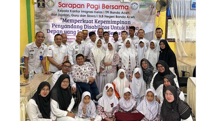Kantor Imigrasi Kelas I TPI Banda Aceh melaksanakan kegiatan bakti sosial yang berlangsung pada hari Rabu, 4 Desember 2024. Kegiatan bakti sosial tersebut berupa sarapan pagi bersama Dewan Guru dan siswa-siswi SLB Negeri Banda Aceh.