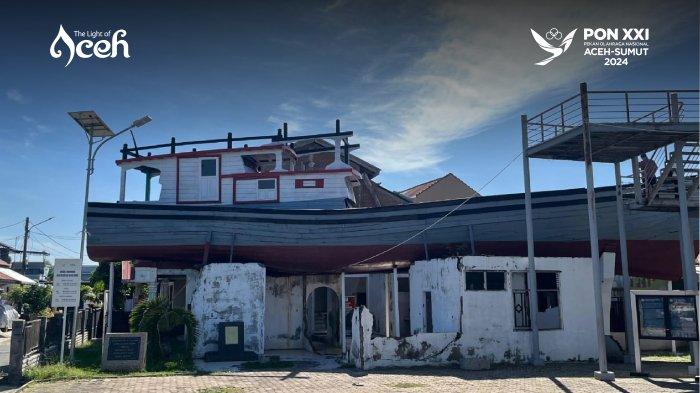 Kapal kayu yang terdampar diatas rumah milik warga saat bencana tsunami Aceh 2004 di Jalan Tanjung, Gampong Lampulo, Banda Aceh, Kamis (24/10/2024).