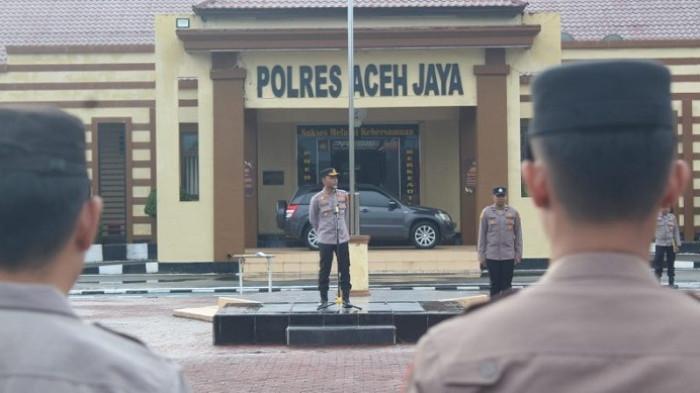Ket foto:
POLRES ACEH JAYA - Kapolres Aceh Jaya AKBP Zulfa Renaldo memimpin apel di lapangan utama Mapolres Aceh Jaya beberapa waktu lalu.