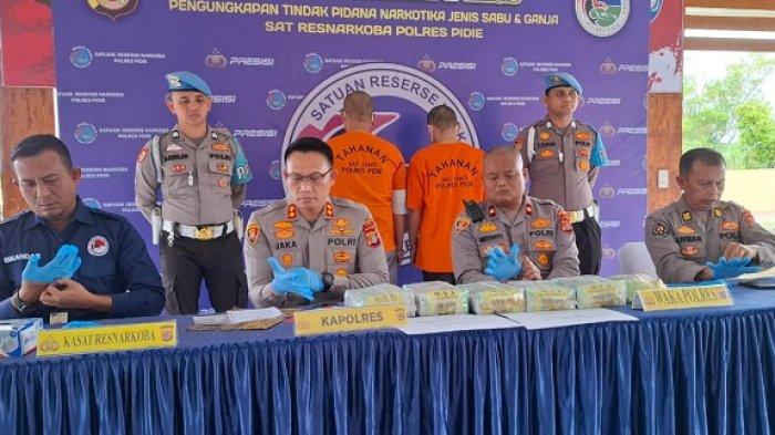 Kapolres Pidie, AKBP Jaka Mulyana SIK menggelar konferensi pers di mapolres tersebut, Jumat (23/8/2024), terkait pengungkapan sabu 5,9 kg.