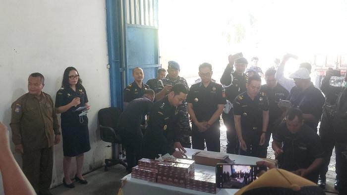 Kepala KPPBC TMP C Langsa, Dwi Harmawanto bersama pihak terkait saat melakukan pemusnahan barang impor ilegal.