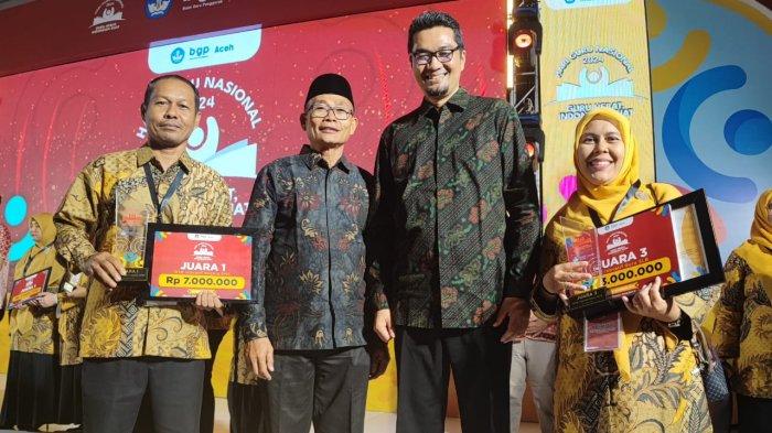Feri Irawan MPd, Kepala SMKN 1 Jeunieb, yang meraih juara 1 Seleksi Kepala SMK Paling Inovatif Se-Aceh Tahun 2024, foto bareng dengan Kepala Cabang Dinas Peneidikan Wilayah Bireuen, Abdul Hamid MPd dan Kepala Dinas Pendidikan Aceh, Marthunis ST DEA di Horel Hermes, Banda Aceh, Jumat (8/11/2024) malam.