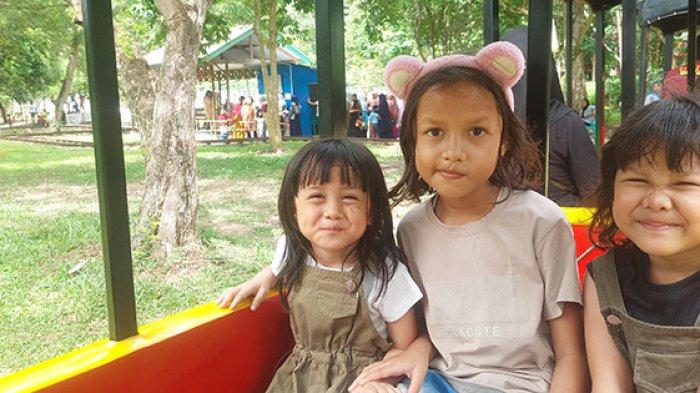 WAHANA KERETA API - Kereta api juga menjadi salah satu wahana bermain anak-anak yang kini telah tersedia di Hutan Kota Langsa Langsa.