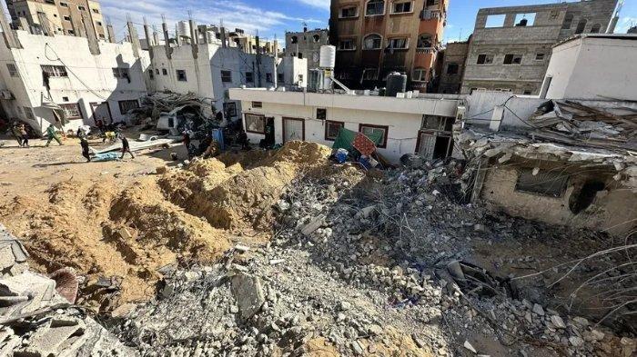 Kerusakan di halaman Rumah Sakit Kamal Adwan setelah Pasukan Pertahanan Israel (IDF) melintasi tenda-tenda pengungsi Palestina sebelum menarik pasukannya pada Sabtu (16/12/2023). Orang-orang terkubur hidup-hidup dan terluka setelah