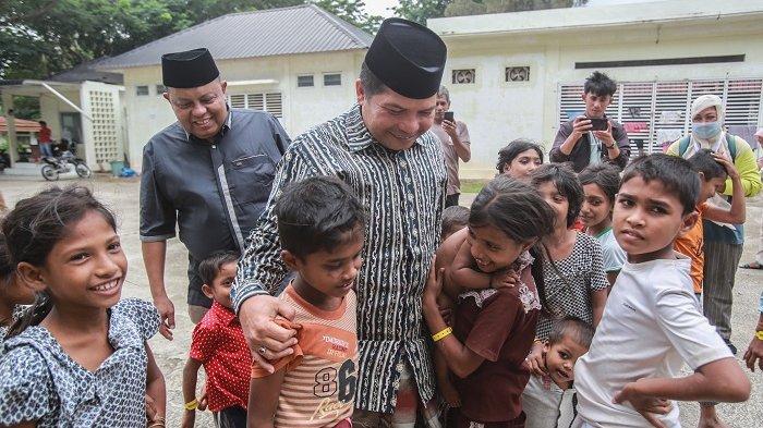 Ketua Majelis Permusyawaratan Ulama (MPU) Aceh, Tgk. H. Faisal Ali atau Lem Faisal bersama anak-anak Rohingya saat menyerahkan bantuan kepada pengungsi Rohingya di Gedung BMA, di Banda Aceh, Sabtu (30/12/2023).
