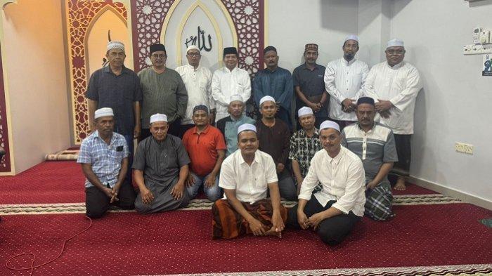 Ketua MPU Aceh, Tgk H Faisal Ali foto bersama seusai menyampaikan tadzkirah di Surau Raudhatul Munawwarah di jalan Raja Bot, Kampung Baru, Kuala Lumpur, Sabtu (1/6/2024) malam.