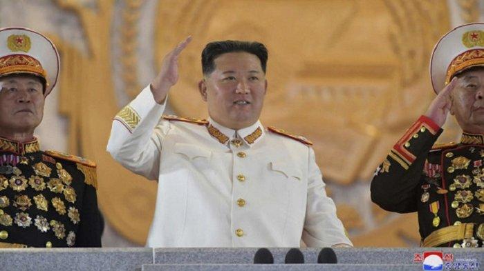 Pemimpin Korea Utara Kim Jong Un memimpin upacara parade militer besar-besaran di Pyongyang pada Senin (25/4/2022) malam.