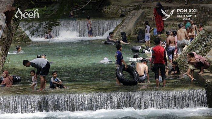 Pengunjung sedang asik mandi di Kolam Mata Ie, Aceh Besar