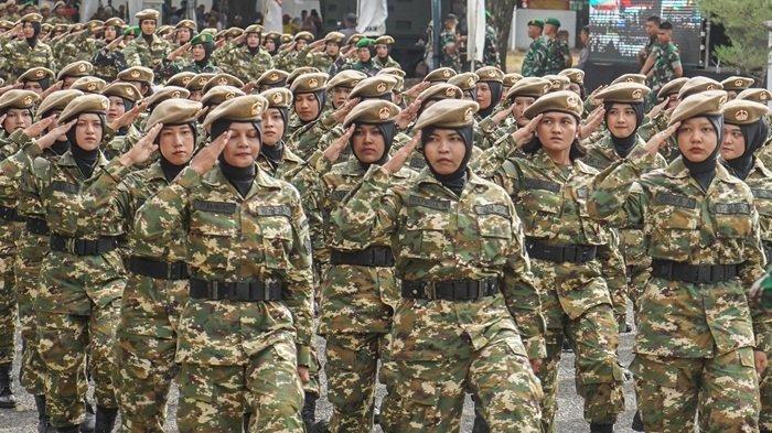 KOMCAD SPPI PUTRI - Siswi peserta Sarjana Penggerak Pembangunan Indonesia (SPPI) Batch-3 Provinsi Aceh melakukan aksi baris berbaris dalam upacara penutupan kegiatan pendidikan dasar militer dan pelatihan manajerial di Lapangan Blang Padang, Banda Aceh, Sabtu (12/7/2025).
