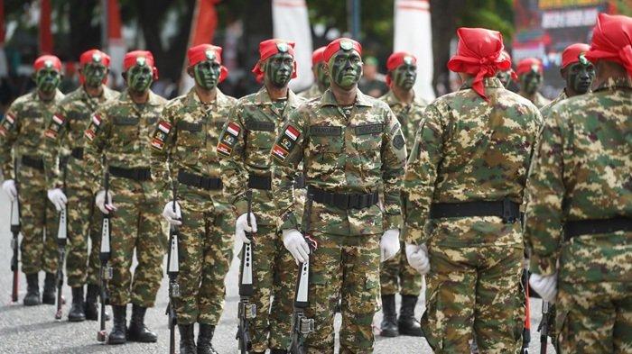 KOMCAD SPPI ACEH - Personel Komcad SPPI Aceh berbaris dalam upara pelantikan yang berlangsung di Lapangan Blang Padang, Banda Aceh, Sabtu (Sabtu (12/7/2025).