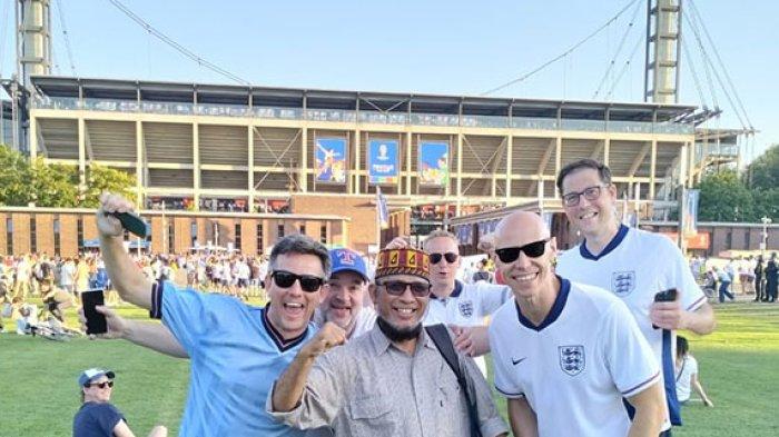 SUPORTER INGGRIS - Kontributor Serambi bersama suporter Inggris jelang pertandingan penentuan antara Inggris melawan
Slovenia di Stadion RheinEnergie, Koln.