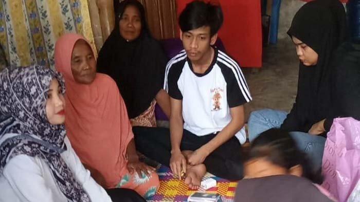 KORBAN TPPO - Korban berinisial MR (23) asal Kecamatan Padang Tiji tiba di Bandara Kuala Namu, Sumatera Utara pada Selasa (10/3/2025) sekitar pukul 22.00 WIB. Setiba di Bandara, MR disambut dan difasilitasi pemulangan ke Kabupaten Pidie oleh Staf Penghubung anggota DPD RI, Sudirman Haji Uma, S.Sos.