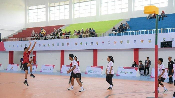 Pemain Korfball Aceh (merah), melakukan shooting di babak penyisihan Cabor Korfball PON XXI kategori K 4 Korft 2 yang dilaksanakan di GOR Merah Putih, Kota Sabang, Selasa (10/9/2024).