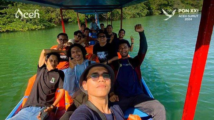 Wisatawan menaiki perahu naga saat menyusuri Krueng Raba Lhoknga, Aceh Besar.