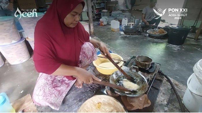 Asrita bersama suaminya menggoreng Kue Keukarah di rumahnya Desa Matang Pasi, Peudada Bireuen.