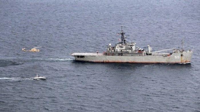 Kapal perang didukung helikopter tempur melakukan latihan di Selat Hormuz, Iran.