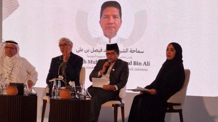 UNI EMIRAT ARAB - Ketua Majelis Permusyawaratan Ulama (MPU) Aceh, Tgk H. Faisal Ali, memaparkan sejarah masuknya Islam ke Aceh, di hadapan peserta seminar internasional, di Abu Dhabi, Rabu (16/4/2025).