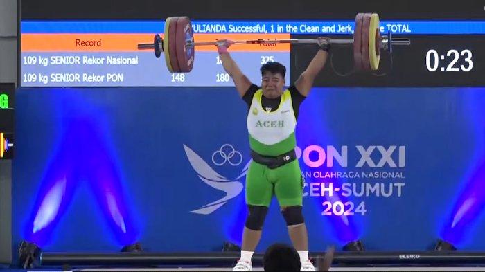 Lifter andalan Aceh, T Yulianda melakukan angkatan clean and jerk di PON 2024 yang berlangsung di Stadion Harapan Bangsa, Lhong Raya, Banda Aceh, Selasa (10/9/2024).