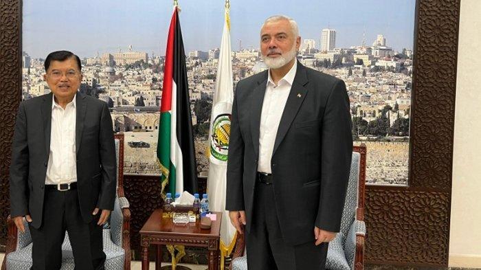 Wakil Presiden ke 10 dan 12 RI, M Jusuf Kalla bertemu dengan Pemimpin Politik Gerakan Hamas, Ismail Haniyeh di Doha, Qatar, Jumat (12/7/2024). Dalam pertemuan selama dua jam itu, Jusuf Kalla menyampaikan bela sungkawa kepada bangsa Palestina yang menjadi korban selama konflik. (Istimewa)