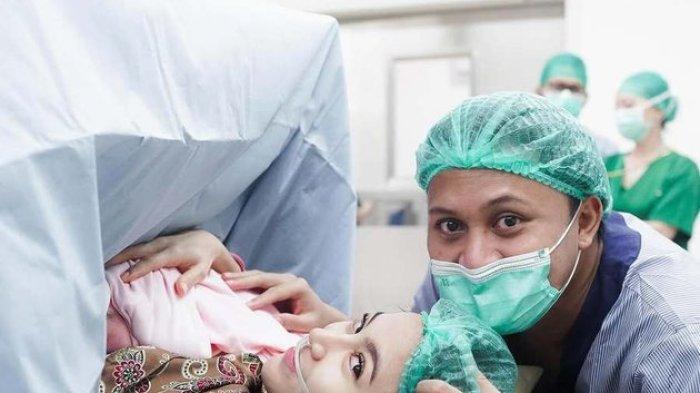 Mahalini melahirkan anak pertama ditemani sang suami Rizky Febian.