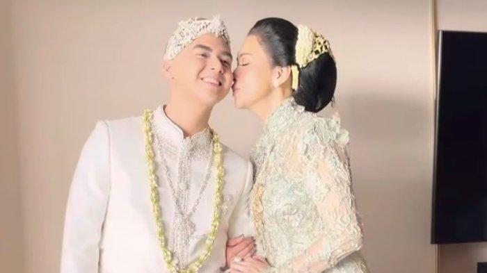 Gaya anggun Maia Estianty dalam busana rancangan Anne Avantie di akad nikah Al Ghazali dan Alyssa Daguise. Istri Irwan Musry pakai cincin bertahta berlian senilai Rp 4 miliar.