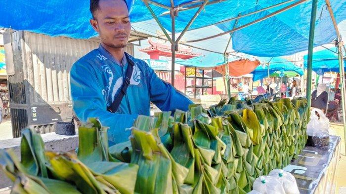 Martunis saat menjual tape ubi Peureulak di jalan, Iskandar Muda, Idi Rayeuk, Aceh Timur, Jumat (15/3/2024).