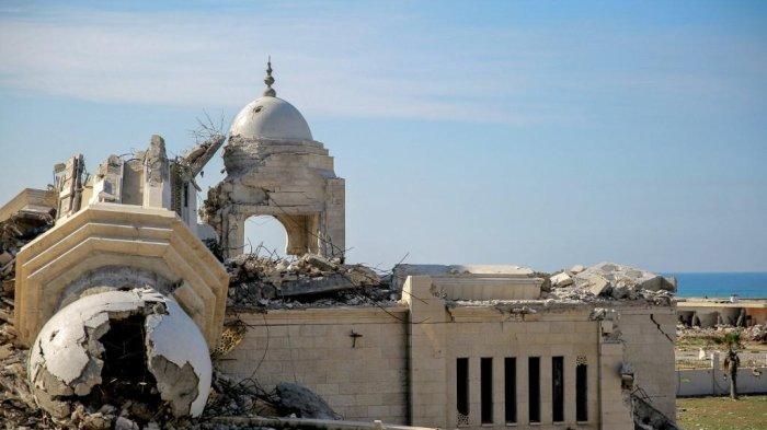 Gambar yang diambil pada tanggal 6 Januari 2024 ini menunjukkan Masjid Al-Hassaina yang terkenal di Kota Gaza, rusak akibat pemboman Israel. (AFP)