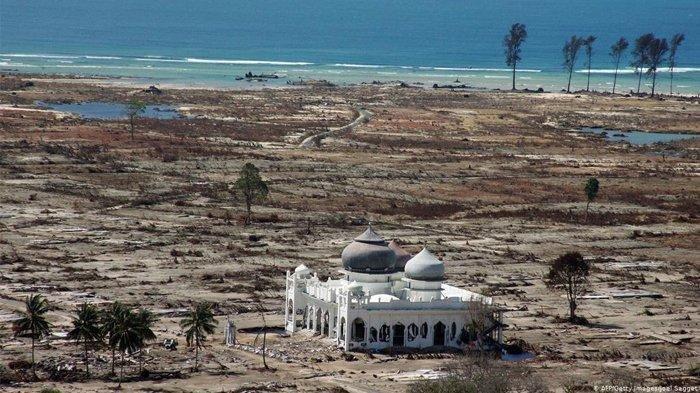 Masjid Rahmatullah Lampuuk tetap berdiri kokoh saat Tsunami 2004 menerjang kawasan itu